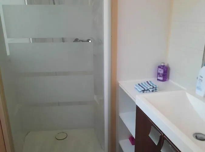 Mobile-home Climatisé Dans Avec Piscine Jusqu'à 6 Personnes Hyères